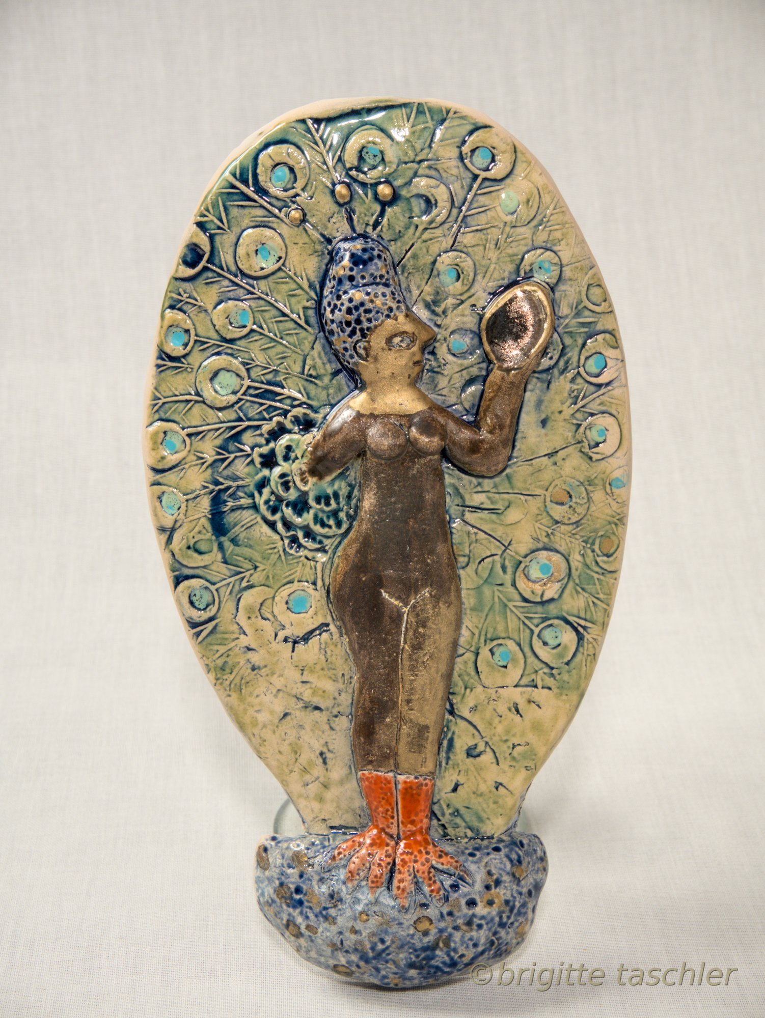 Frau Pfau - © 2025 (Kachel), Kunstobjekt|Skulptur|Frau-Pfau, Künstler|Taschler, Brigitte foto: 01/2025