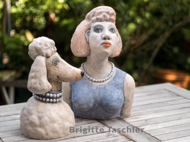 Dame mit Pudel - © 2024, Kunstobjekt|Skulptur|Dame mit Pudel, Künstler|Taschler, Brigitte